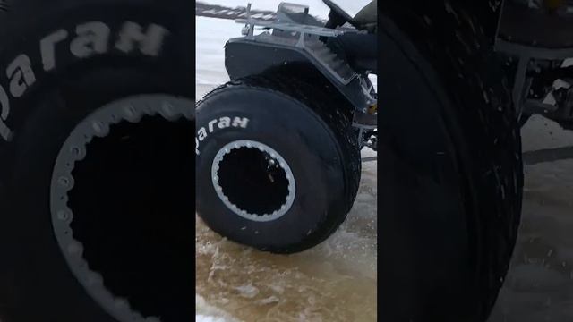 Вездеход переломка по наледи у берега реки #shorts смотреть онлайн