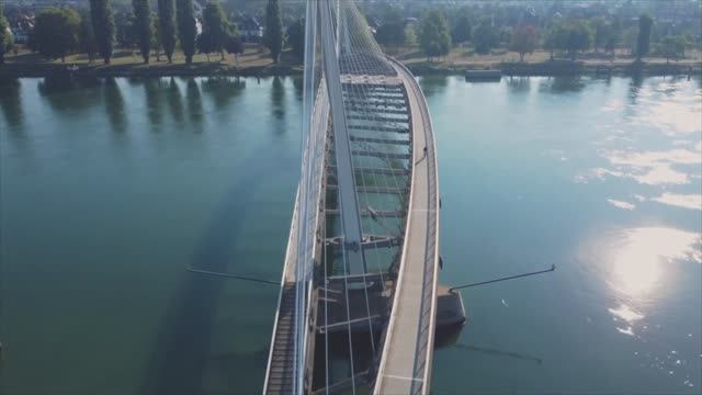 Замысловатый Мост Двух Берегов в Страсбурге - ванты, пружины и распорк смотреть онлайн