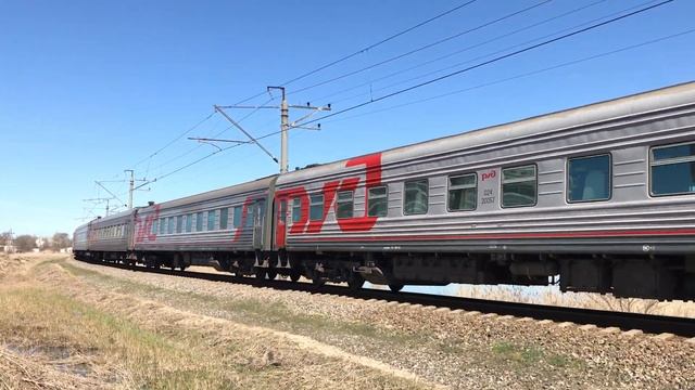 ВЛ10-1774 С ПОЕЗДОМ МОСКВА-ЕВПАТОРИЯ СЛЕДУЕТ ВДОЛЬ ОЗЕРА НА УЧАСТКЕ ЕВПАТОРИЯ-ТОВАРНАЯ - 54 КИЛОМЕТ