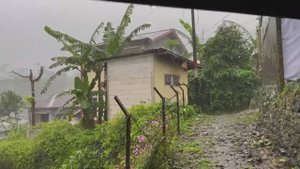 Экстремальная погода в Индонезии. Гулять под проливным дождём в сильный ветер и грозу