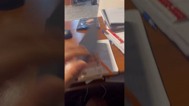 Утро на рабочем месте. Кто то подкладывает мне деньги. Для какой цели мне хотят дать деньги,варианты