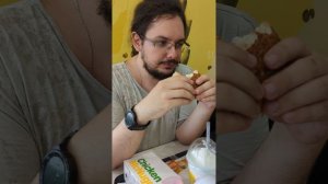Сырой от дождя и грустный я сижу и ем бургер в Японском МакДаке под грустную музыку