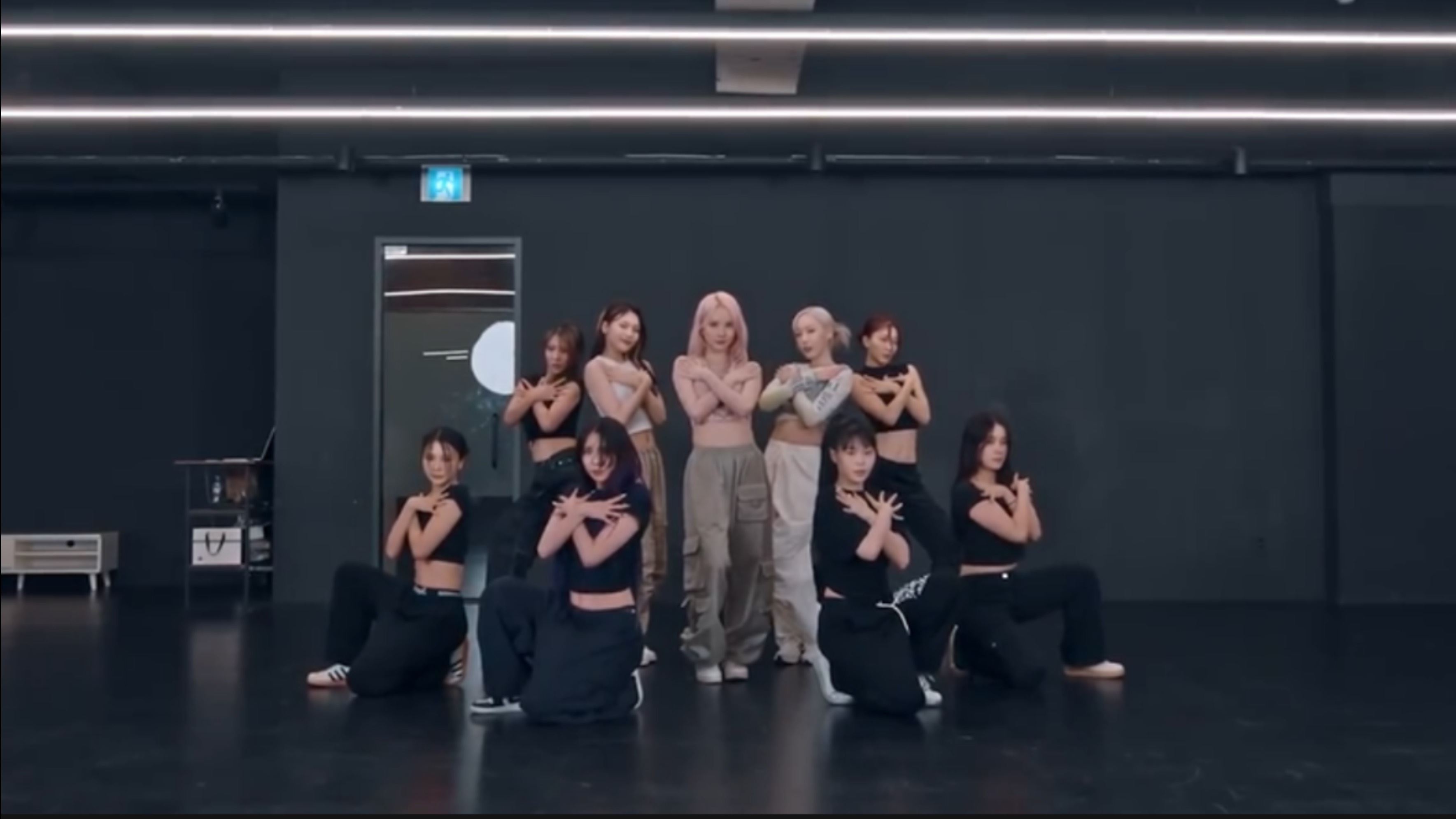 VIVIZ (비비지) - 'MANIAC' dance practice mirrored