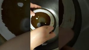 Отмываем гарь с жаровни от мультиварки.