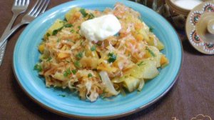 Овощное рагу с капустой на сковороде