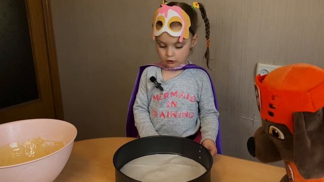 Скай Злата готує шарлотку. Щенячий Патруль. Paw Patrol Skye