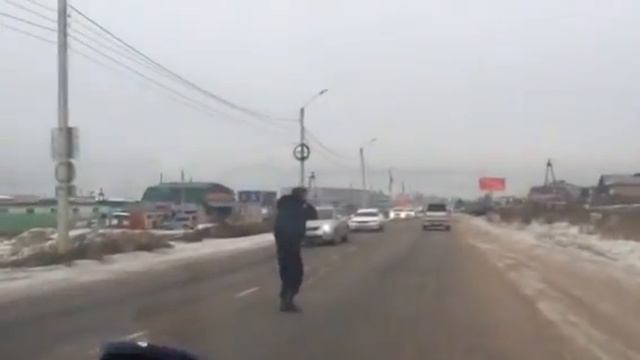 В Улан-Удэ по проезжей части разгуливает нетрезвая женщина смотреть онлайн