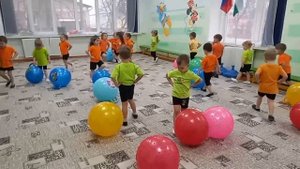 Подвижная игра "Раз, два, три- фитбол подними!"