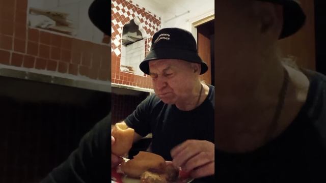На ужин две домашние котлеты, котлета по-киевски и беляш.