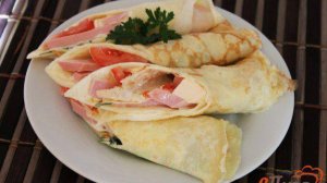 Закусочные блины с колбасой, сыром и помидорами