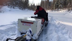 По наледи с глубоким снегом на мототолкаче мотобуксировщике УРАГАН вдвоем на таежной реке