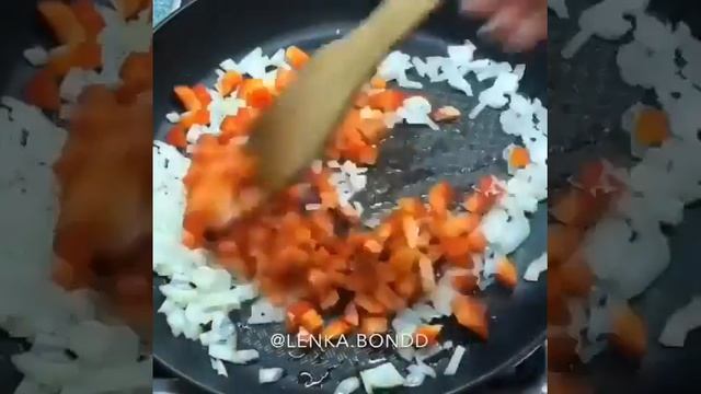 Жареные макароны с овощами.