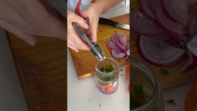 Летний салат для шашлыка: Овощи и соус в гармонии