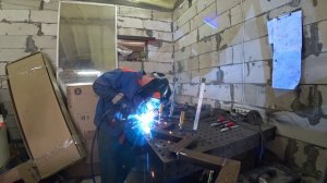 Металлическая лестница продолжение. Косоуры из профильной трубы.