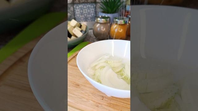 Теплий салат з баклажанів та яловичиною