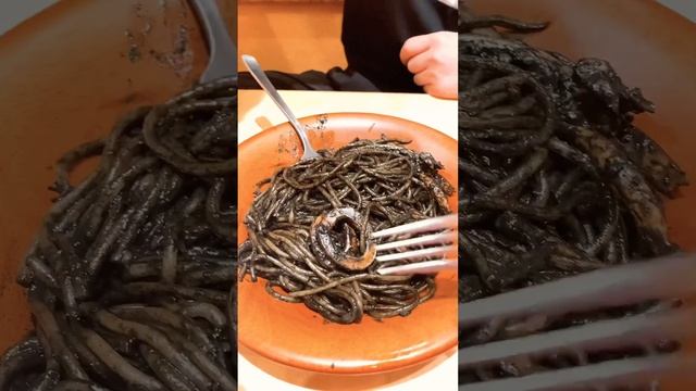 Squid Ink sauce Spaghetti #spaghetti #squidink #sauce #pasta #shorts #foodie #foods #satisfyingvide