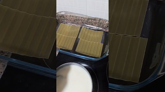 3.Лазанья, готовлю соус бешамель(белый) сорри.Болоньезе- томатный
