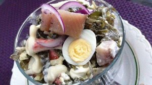 Салат из морской капусты и сельди
