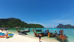 Залив Ло Далам на острове Пхи Пхи Дон, Андаманское море, Таиланд