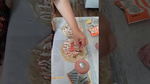 завтрак за 10 минут, тортилья с красной рыбой и сыром, чай мята, малина, клубника и эрл грей гринфи
