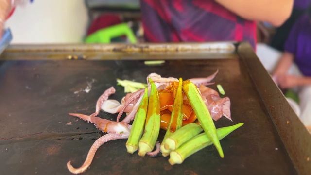 Вьетнамская уличная еда: жареная курица, запеченные пирожки и бамбуковый рис. [2K]