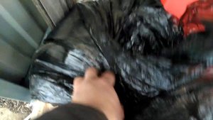 Поход на мусорку. Как я зарабатываю лазая по мусоркам. Интересные находки в мусорных баках.