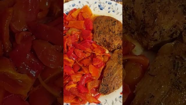 Steak with roasted peppers salad #peppers #steak #salad #dinner #shorts