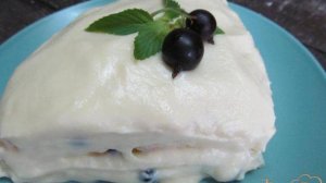 Пирожное из магазинных вафель с черной смородиной