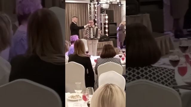 Руслан выступает в ресторане "Глазов".