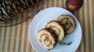 Бисквитный рулет с персиками