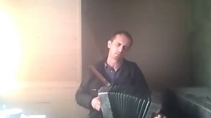 Гармонь поёт первым голосом, гармонист - вторым (на примере "То не вечер")