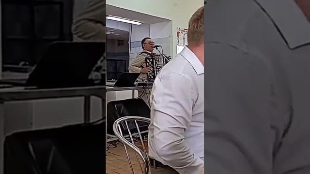 От улыбки.