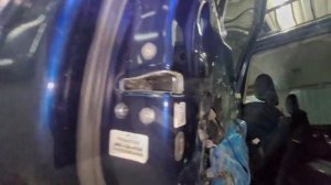 TOYOTA 4RUNNER Разбираем заднюю дверь, снятие наружной ручки двери.