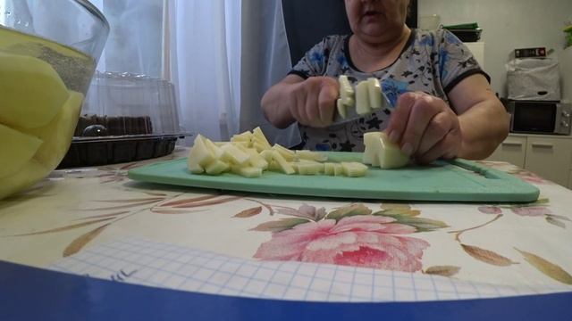 Жизнь в деревне. Готовлю деревенский обед. Вот нравится ей этим заниматься.