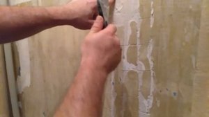 Как убрать старую краску со стен в ванной и в туалете ? (Часть 6)