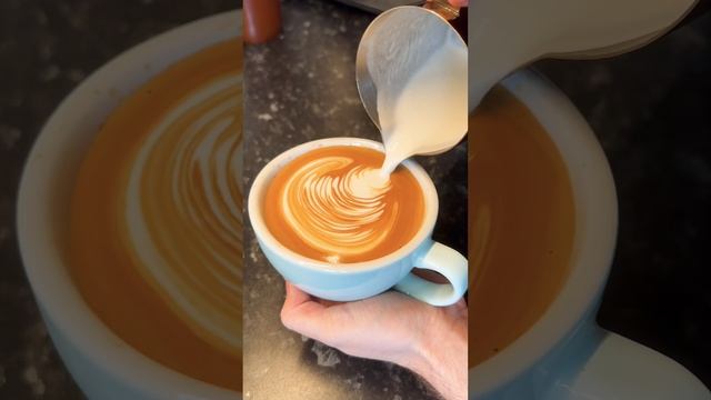 Warming pumpkin spice latte with cinnamon sugar! 🎃 🫚 #coffee #pumpkinspice #latteart смотреть онлайн