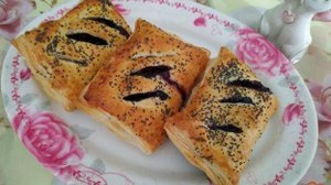 Слойки с голубикой и медом