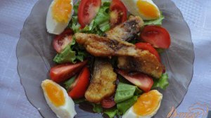 Салат с рыбой, салатом и соевым соусом