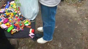 "СТАРИК И МОРЕ "ТОРГУЕТ НА БАРАХОЛКЕ ВЕЩАМИ ИЗ МУСОРНЫХ БАКОВ /ЛЕХА ПЫЛЕСОС КРИЧИТ" ЧЕРНАЯ ПЯТНИЦА"