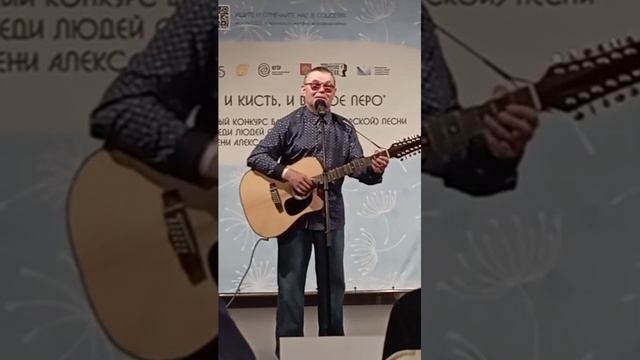 Снег падает.