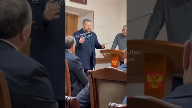 Требует отставки МЭРА город Дагестанские огни ￼