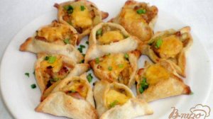 Слойки с курицей, луком и сыром