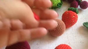 Вяжем клубнику, редиску, свеклу и лук крючком.