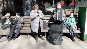 От улыбки.
