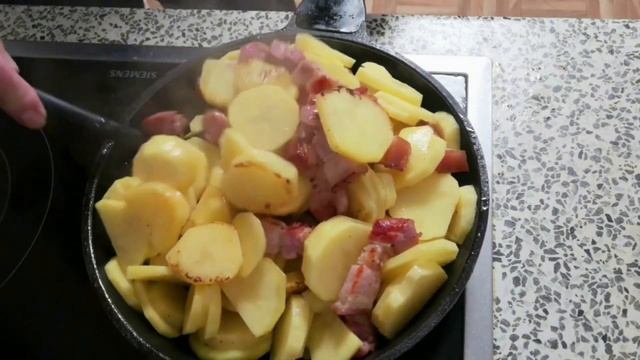 ДЕРЕВЕНСКОЕ БЛЮДО.  ЖАРЕНАЯ КАРТОШКА С САЛОМ И ЛУКОМ