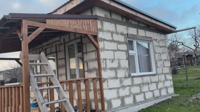 Новогодние работы на южной даче. Мягкие окна на веранде.