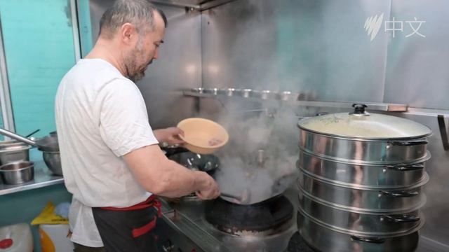 Uyghur Halal restaurant owner shares signature dishes and catering tips | Ramadan | Video