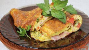 Омлет с помидорами, зеленью и ветчиной