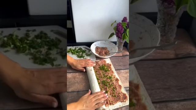 Рулет из лаваша, с курицей, зеленью и сыро#завтраки #завтрак