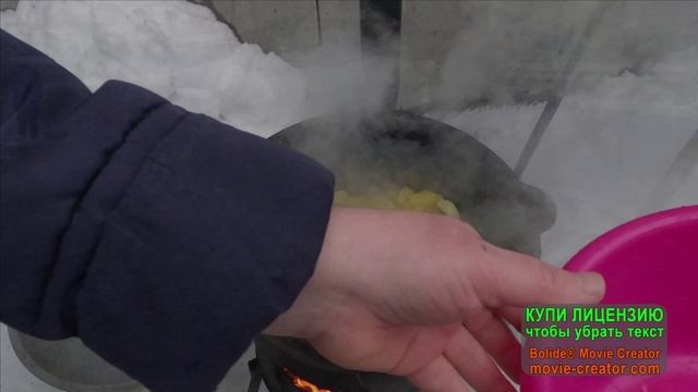 Картофель по-охотничьи, с колбасками и сладким перцем в казане на костре